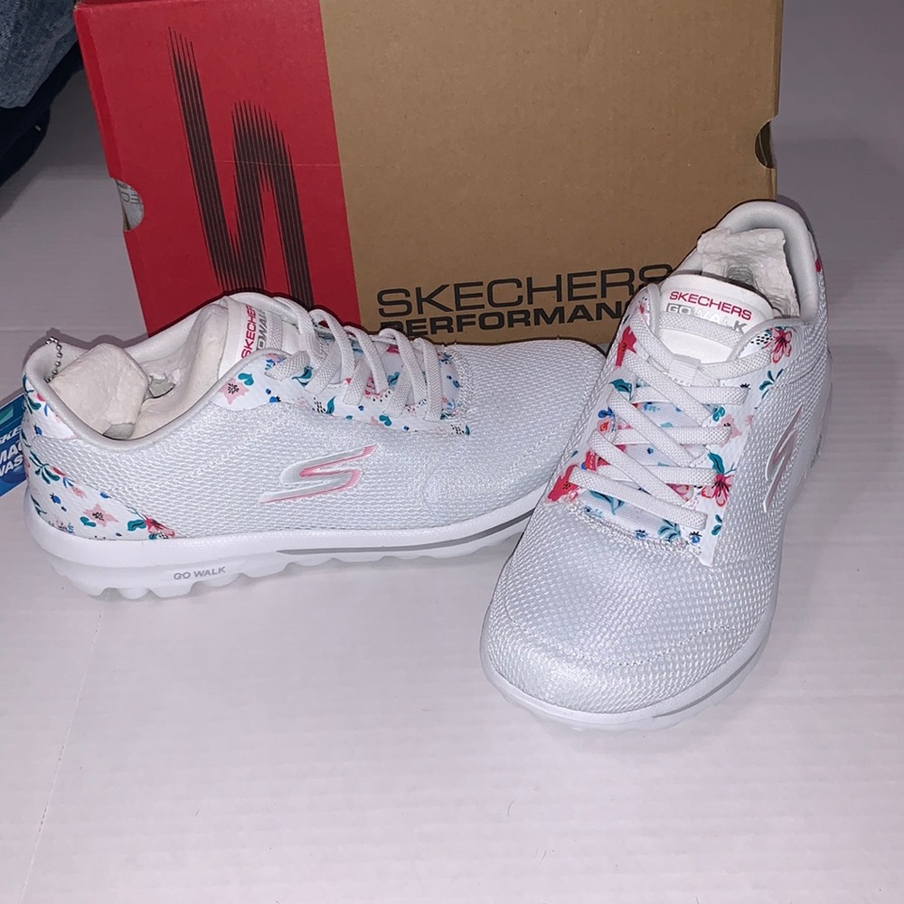 Skechers Womens Go Walk Classic Dream Walking Shoes NIB - Picture 1 of 6